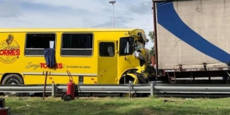 Chocó el colectivo de Sergio Torres al regresar de un show en Buenos Aires