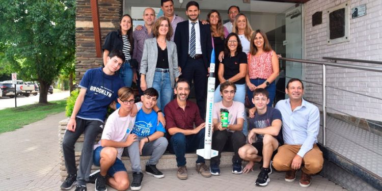 El Gobernador reconoció a los jóvenes del Club de Ciencias de la Escuela Técnica de Roldán