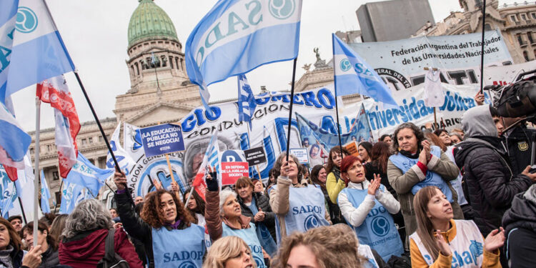 Los gremios docentes rechazaron la oferta de 6,8% de aumento y ratificaron la marcha universitaria