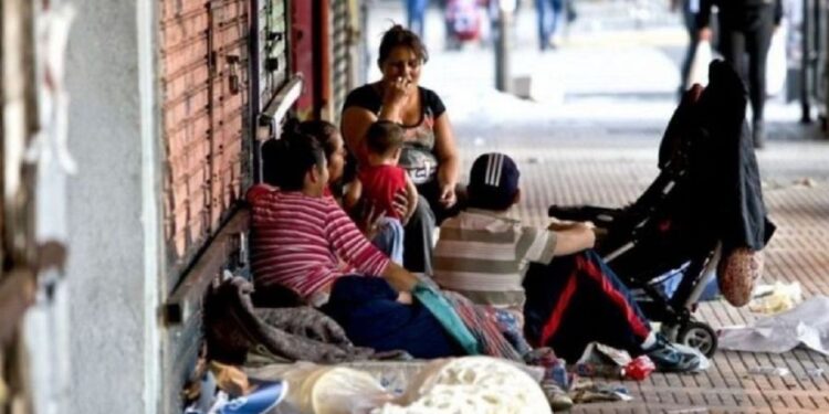 La pobreza subió a 52,9% en el primer semestre de 2024 y afectó a casi 25 millones de personas