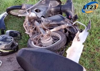 Fuerte accidente entre un automóvil y un ciclomotor.