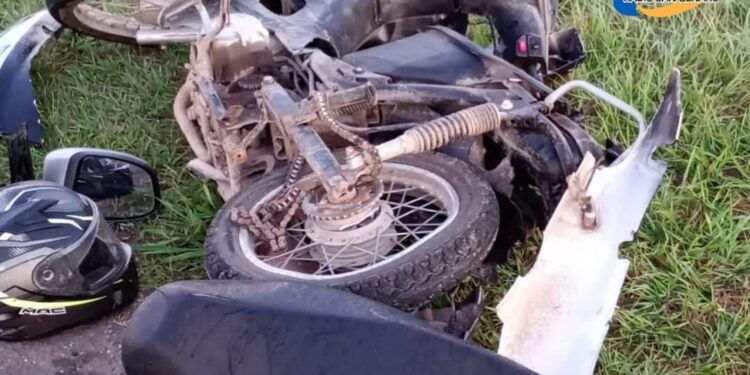 Fuerte accidente entre un automóvil y un ciclomotor.
