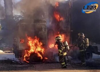 Bomberos controlaron el incendio de un camión en un predio de la zona noroeste