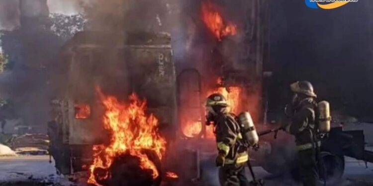 Bomberos controlaron el incendio de un camión en un predio de la zona noroeste