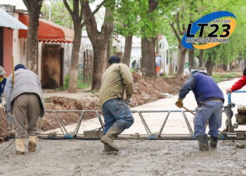 San Genaro: Están culminando una nueva cuadra de pavimento en la ciudad.