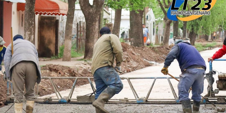 San Genaro: Están culminando una nueva cuadra de pavimento en la ciudad.