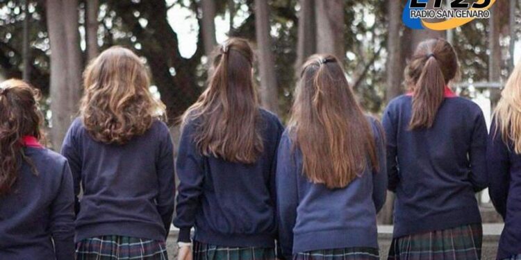 Un colegio secundario de Córdoba prohibió el uso de polleras en los uniformes de sus alumnas por «exhibicionesindeseables»