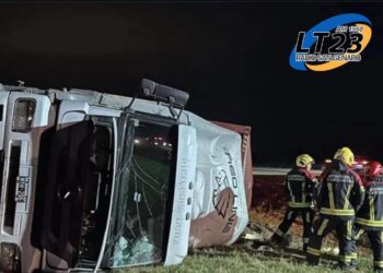 CARCARAÑA UN CAMIÓN VOLCÓ EN LA AUTOPISTA. LESIONES LEVES PARA EL CONDUCTOR