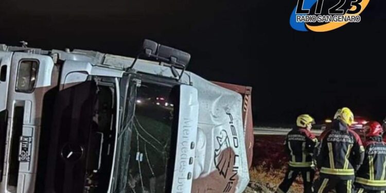 CARCARAÑA UN CAMIÓN VOLCÓ EN LA AUTOPISTA. LESIONES LEVES PARA EL CONDUCTOR