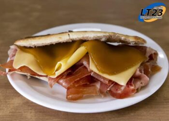 «Una vez que lo probas, no hay vuelta atrás»: el exótico sandwich que se sirve en un bar de caseros.