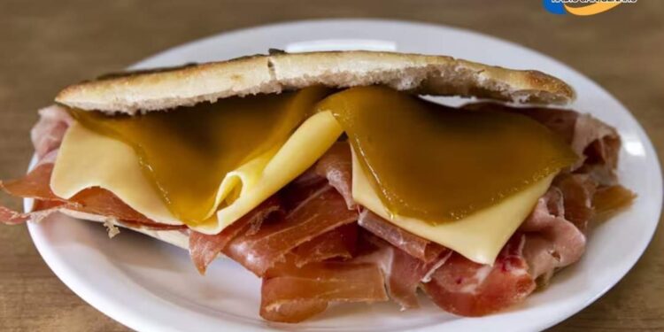 «Una vez que lo probas, no hay vuelta atrás»: el exótico sandwich que se sirve en un bar de caseros.