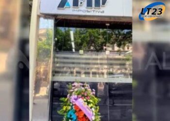 En Rosario, llegó una corona fúnebre al edificio de AFIP, con remitente del Partido Libertario de Santa Fe.