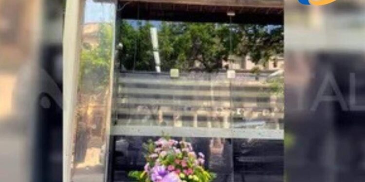 En Rosario, llegó una corona fúnebre al edificio de AFIP, con remitente del Partido Libertario de Santa Fe.