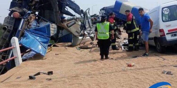 Grave accidente entre dos camiones en el puente de Nelson