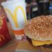 Decenas de intoxicados por la «Cuarto de Libra» impactan en las acciones de Mc’s Donalds