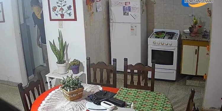 Un delincuente ingresó a una vivienda y permaneció en ella durante más de tres horas, aparentemente «conviviendo» con los propietarios que se encontraban en el lugar.
