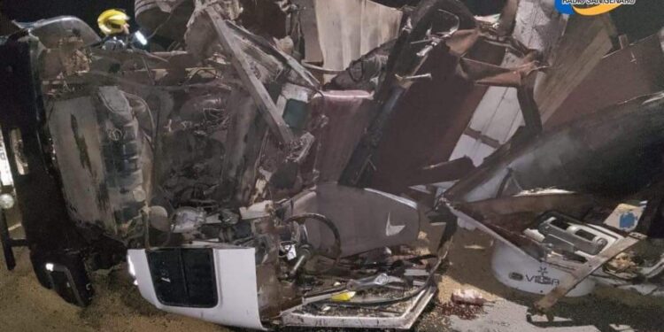 Accidente entre dos camiones en la autopista Córdoba-Rosario