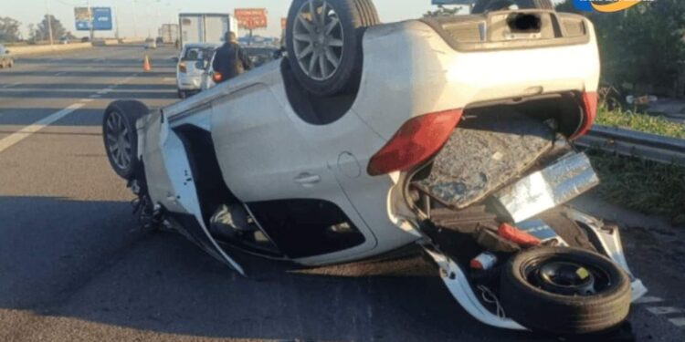 Impactante accidente en circunvalación con un camión y dos automóviles