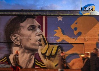 El mural del «Dibu» Martínez que inauguraron en el estadio del Aston Villa