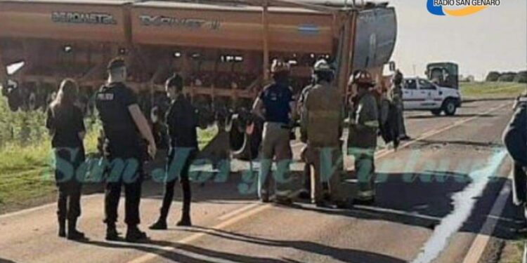 San Jorge:Accidente en Ruta 13 entre un auto y un equipo rural. Solo daños materiales.