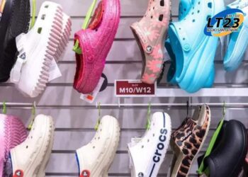 Prohíben que los chicos usen crocs en las escuelas