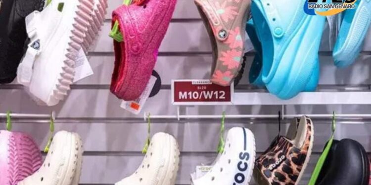 Prohíben que los chicos usen crocs en las escuelas