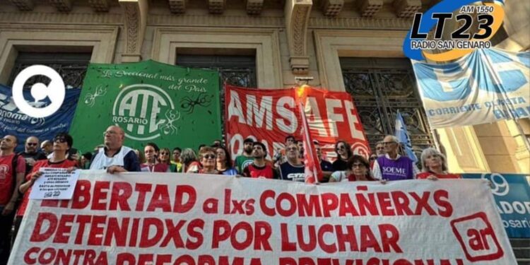 Fuerte reclamo frente a la sede de la Gobernación contra la «criminalización de la protesta social».
