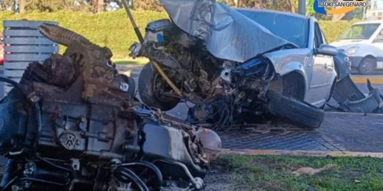 Rosario: impactante choque de un auto contra una columna