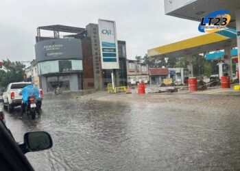 La ciudad de Santa Fe experimentó un breve, pero intenso episodio de lluvia que inundó rápidamente varias calles.