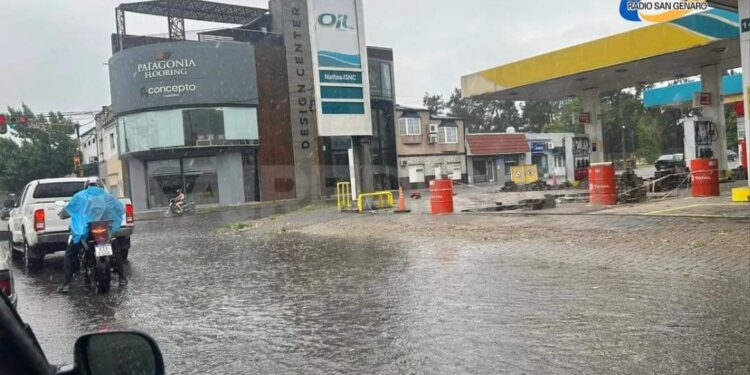 La ciudad de Santa Fe experimentó un breve, pero intenso episodio de lluvia que inundó rápidamente varias calles.