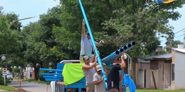 San Genaro: instalaron las columnas de alumbrado público en el futuro Boulevard Nilson Maritano.