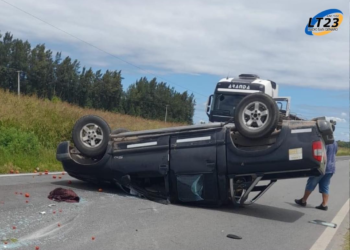 Hace instantes: Una camioneta volcó en la Ruta 11 en Desvío Arijón