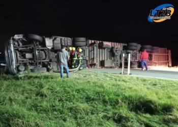 Carcarañá: Volcó un camión que transportaba golosinas y un grupo de vecinos intentó robar la mercadería