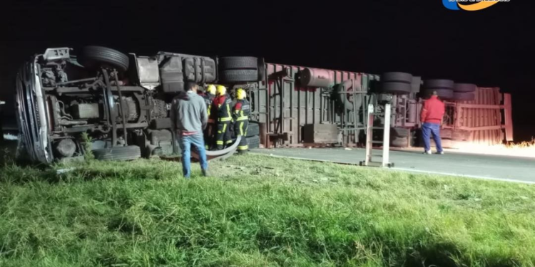 Carcarañá: Volcó un camión que transportaba golosinas y un grupo de vecinos intentó robar la mercadería