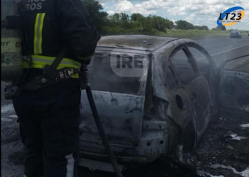 ARDIÓ UN AUTO EN AUTOPISTA A LA ALTURA DE OLIVEROS