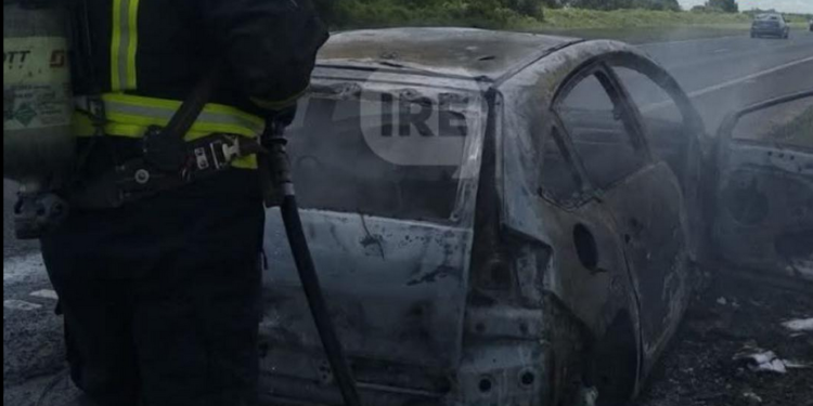 ARDIÓ UN AUTO EN AUTOPISTA A LA ALTURA DE OLIVEROS