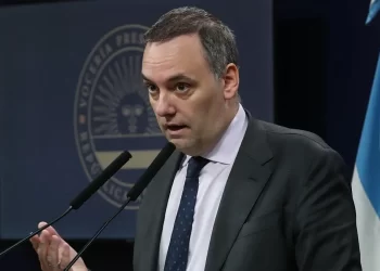 El Gobierno habilitó el arancelamiento a educación y hospitales para extranjeros