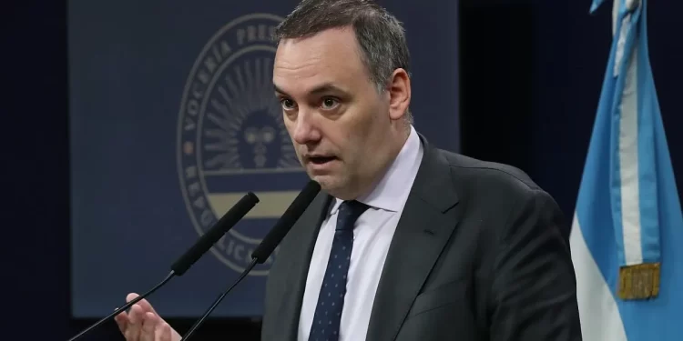 El Gobierno habilitó el arancelamiento a educación y hospitales para extranjeros