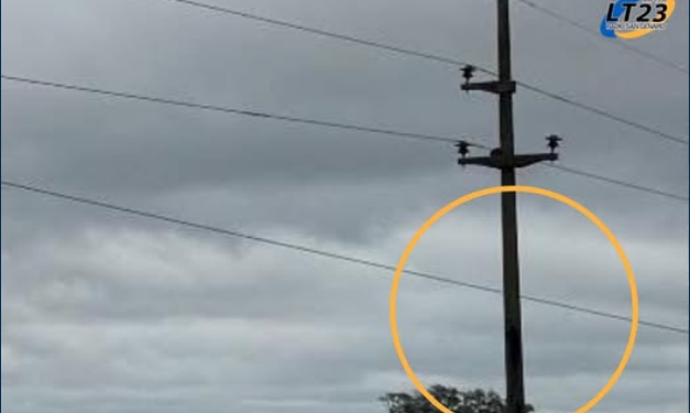 Cable de media tensión que corre paralelo a la Ruta N34 se cayó por el fuerte viento