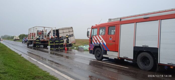CARLOS PELLEGRINI: UN CAMIÓN DE BEBIDAS VOLCÓ PARTE DE SU CARGA SOBRE RUTA 13