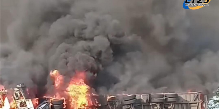 CAÑADA DE GÓMEZ: Incendio de un camión en autopista Rosario-Córdoba