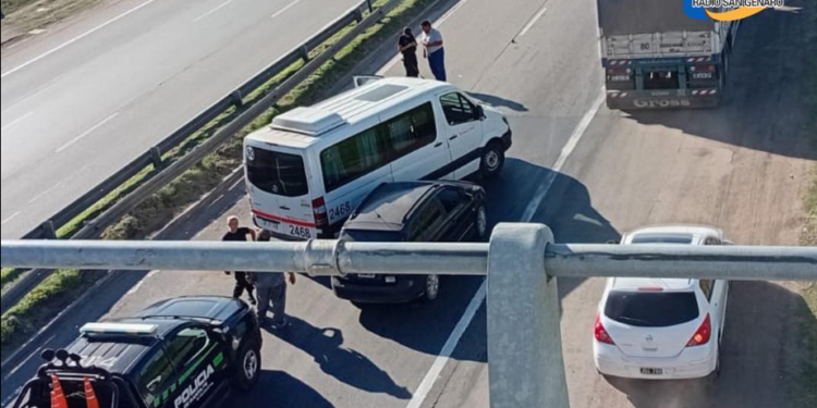 Accidente por alcance entre tres vehiculos en Autopista, altura Rosario