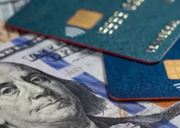 El Impuesto PAÍS, establecido en 2019, deja de aplicarse este lunes, marcando el fin de cinco años de vigencia.