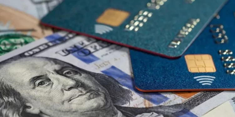 El Impuesto PAÍS, establecido en 2019, deja de aplicarse este lunes, marcando el fin de cinco años de vigencia.