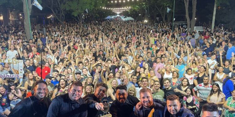 «Funes Vibra» hizo bailar a toda la ciudad: más de 20.000 personas disfrutaron de una noche única
