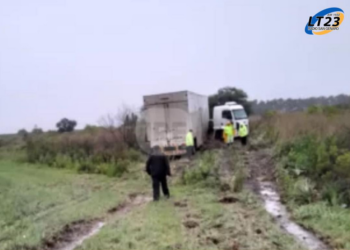 En medio de la intensa lluvia despistó un camión en autopista a la altura de Monje