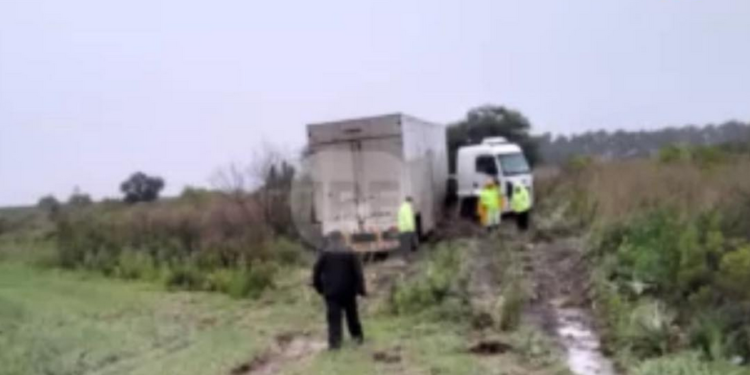 En medio de la intensa lluvia despistó un camión en autopista a la altura de Monje