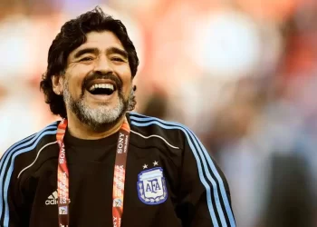 Subastaran un mechón de pelo de Diego Maradona en París
