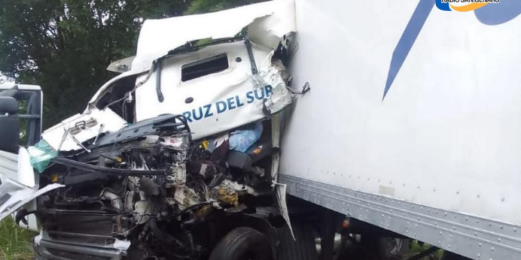 UN MUERTO Y UN HERIDO EN CHOQUE FRONTAL DE CAMIONES EN LA RUTA 33, A LA ALTURA DE PUJATO