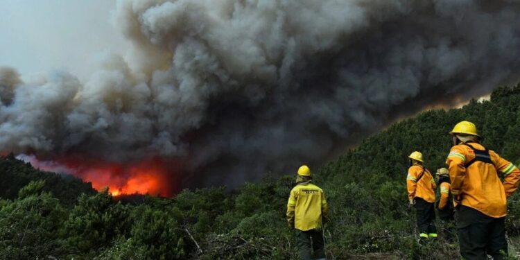 Incendio en el Nahuel Huapi afecta a Bariloche con humo denso